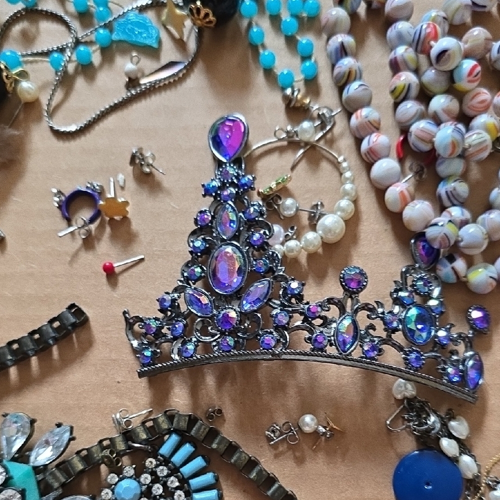 Broken Jewelry Pieces Lot - Picture 7 of 7